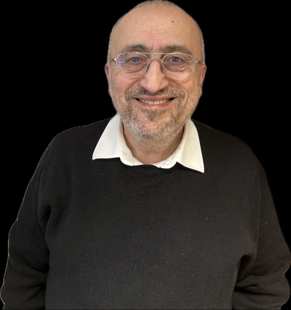 Homme souriant en pull noir