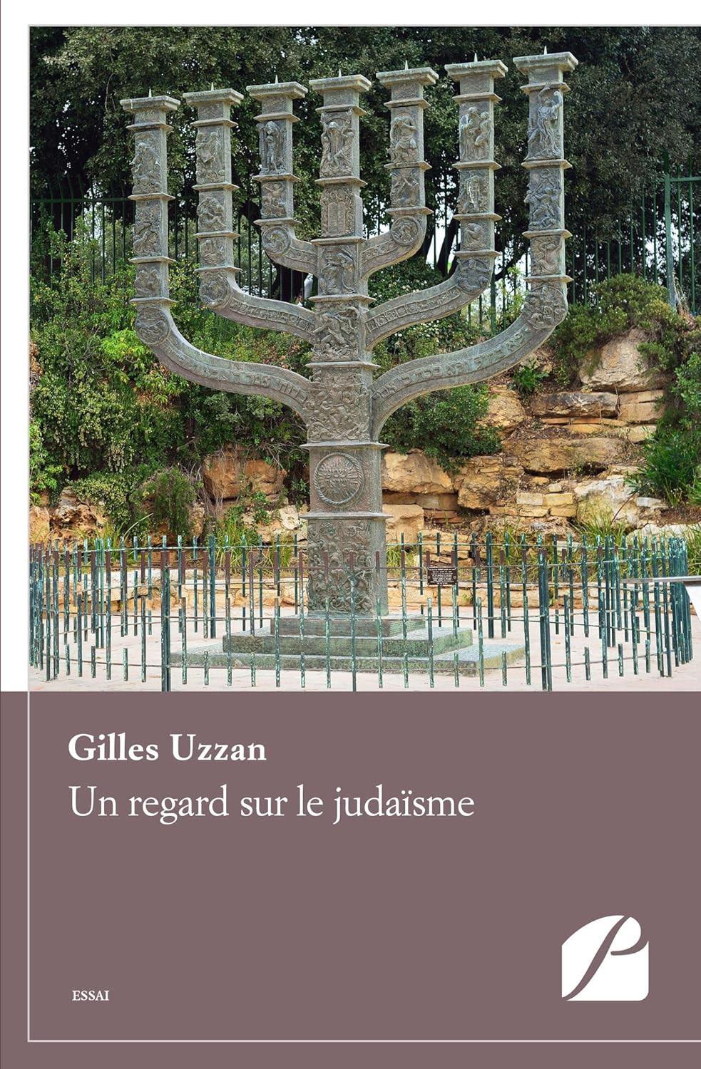 Menorah en métal sculpté