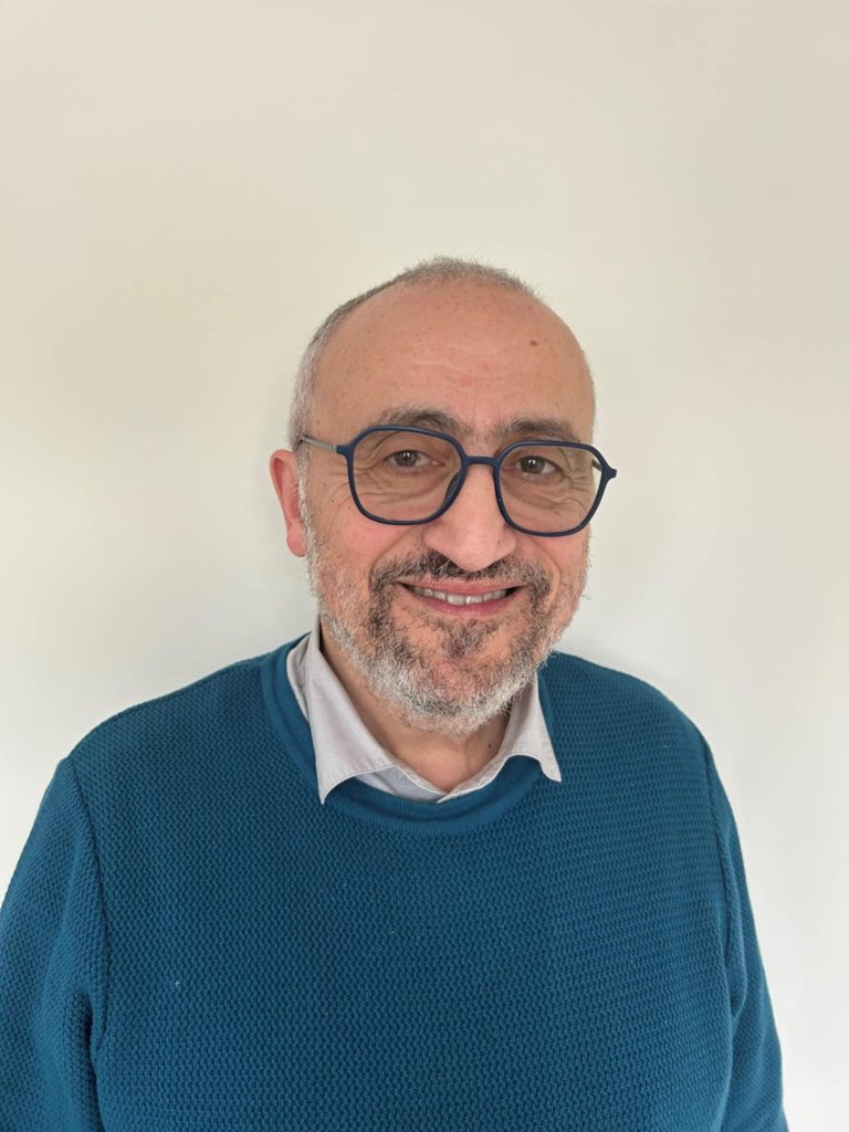 Homme souriant en pull bleu